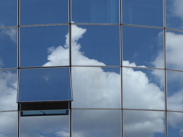 Open en gesloten ramen in een modern glazen gebouw met reflectie