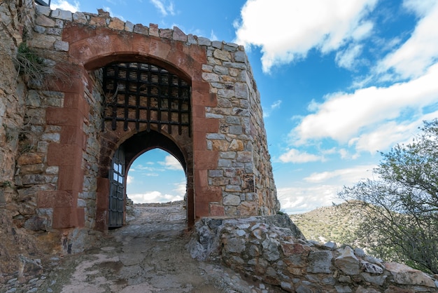 Porta d'ingresso aperta a un castello con le sbarre alzate