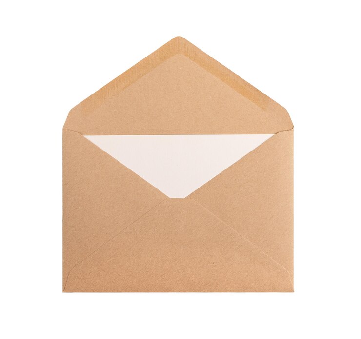 Foto open envelop van kraftpapier met een briefkaart aan de binnenkant op witte achtergrond