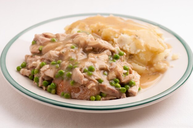 オープンフェイスのホットチキンサンドイッチ