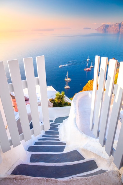 Фото Открытые ворота в рай санторини греция белая архитектура открывает двери и ведет к синему морю санторини ия