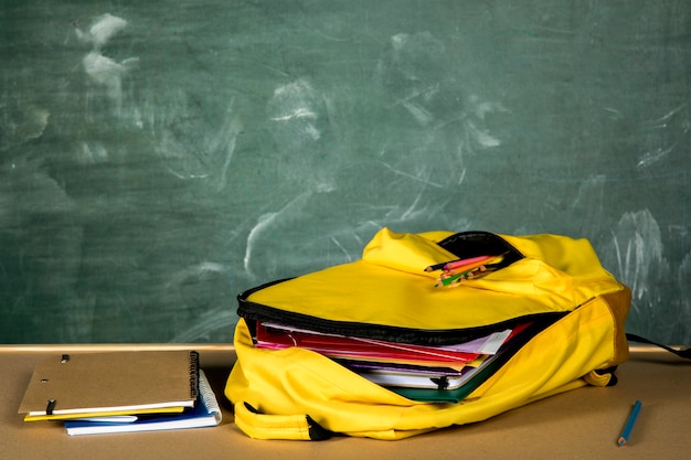 Open gele rugzak met voorbeeldenboeken