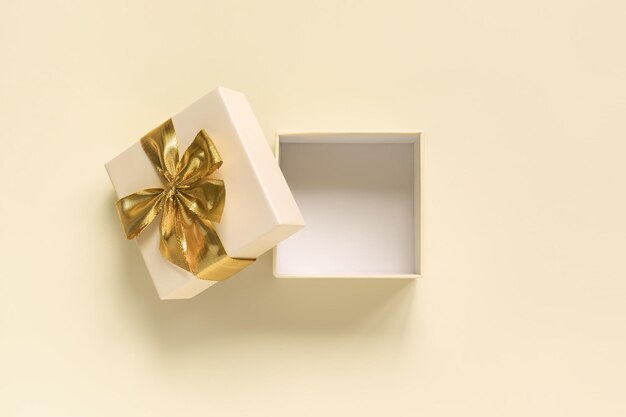 골든 보우  ⁇  뷰 를 가진 개방 된 선물 상자