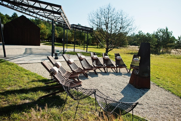 Open haard met houten stoelen plek om buiten te ontspannen