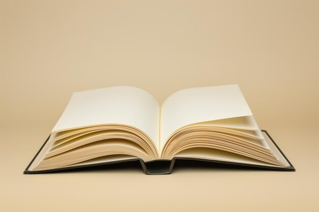 Foto open hardcover boek met blanco pagina's op beige achtergrond