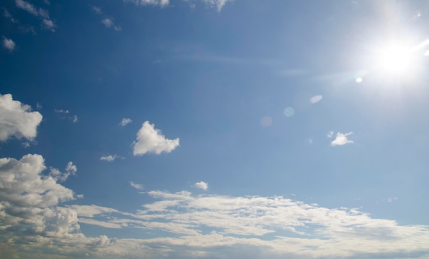 Open hemel met wolken luchtfoto