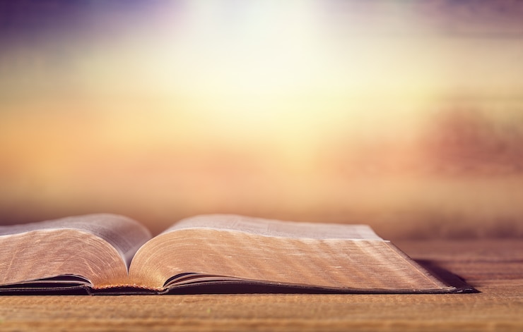 Photo open holy bible book on background