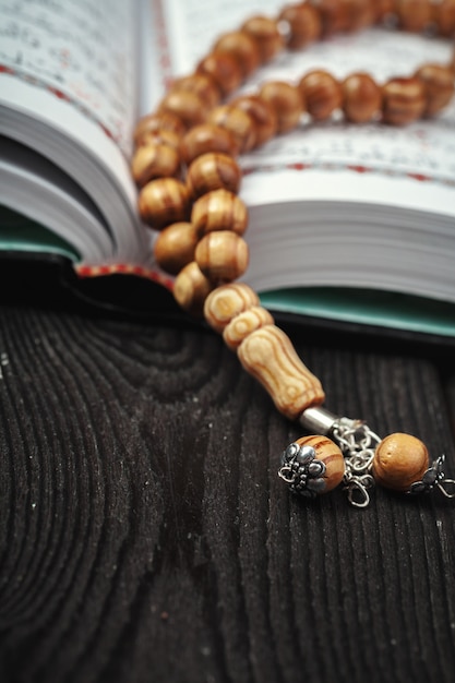 Photo the open holy quran with tasbih beads