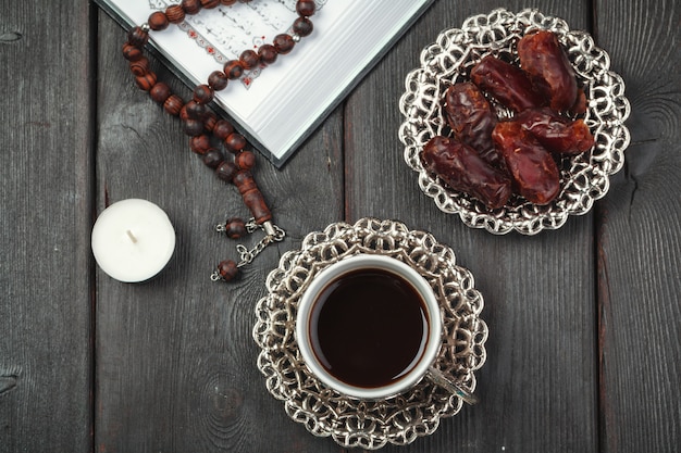 Foto l'open santo corano con perle di tasbih