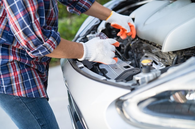 Sistema motore meccanico a cofano aperto per controllare e riparare i danni causati da incidenti stradali