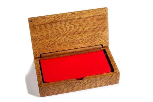Open houten kist met een rode portemonnee op een witte achtergrond Gift box