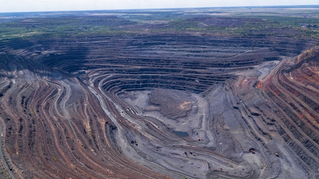 Aprire la cava di minerale di ferro in vista aerea dall'alto di giorno di estate.