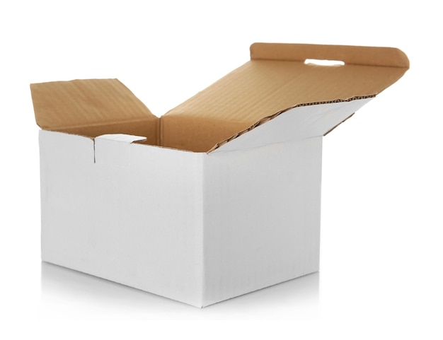 Open kartonnen doos op witte achtergrond