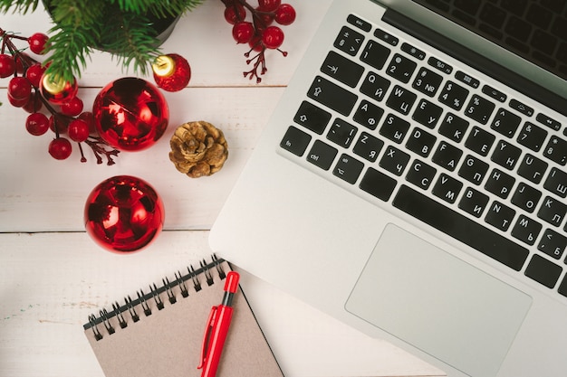 Open Kladblok en computer op tafel met kerst decor