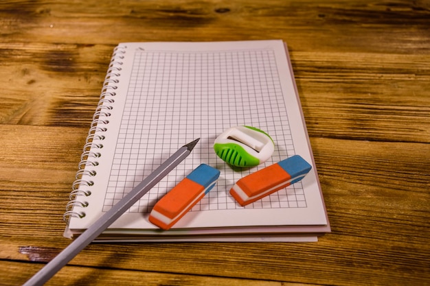 Open Kladblok en verschillende briefpapier op een houten tafel