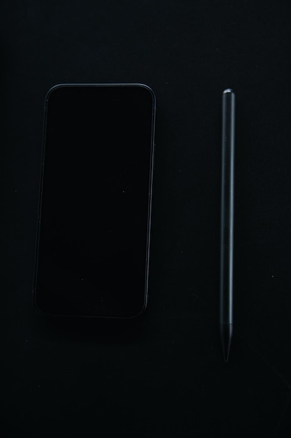 Foto open laptop met digitale tablet en witte smartphone allemaal met geïsoleerd scherm op een oud houten bureau