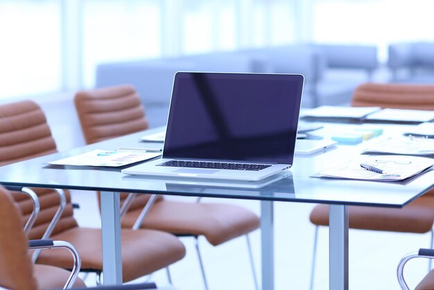 Open laptop op het bureau van een zakenman