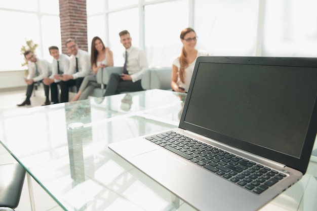 Open laptop op kantoor Deskbusiness en technologie