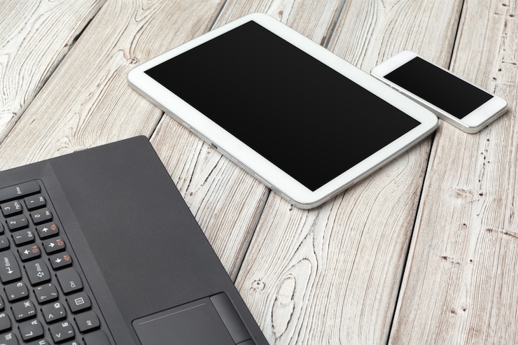 Photo デジタルタブレットとスマートフォンを備えたオープンラップトップ