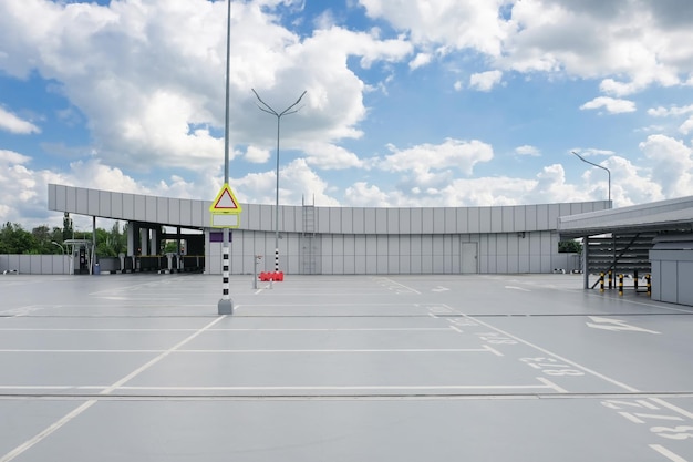 Open lege parkeerplaats Plaats voor het parkeren van een auto in een stadsstraat