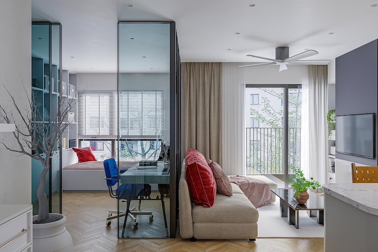 Photo an open living space with a gray couch blue chair and glass wall