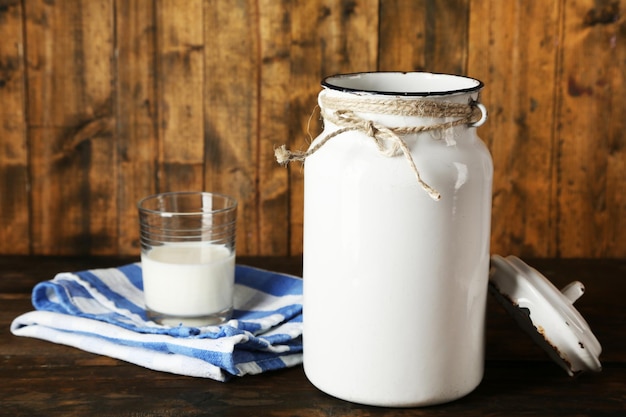 Photo open milk can on dishcloth on rustic wooden background