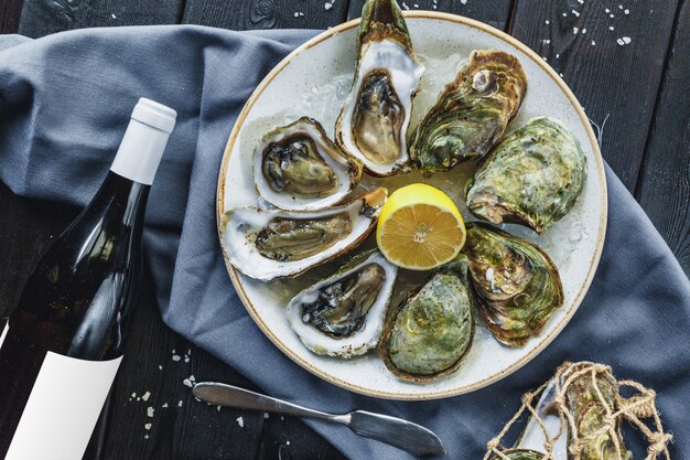 Open natte oesters op een bord met citroen