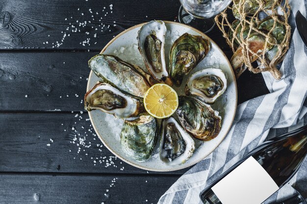 Open natte oesters op een bord met citroen