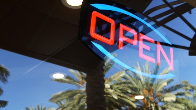 Photo open neon sign glowing in the dark