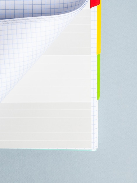 Откройте блокнот или книгу с пустыми страницами на синем фоне, вид сверху