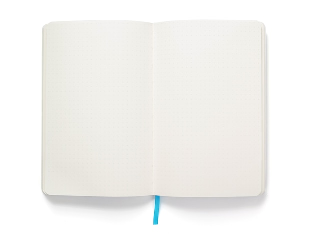 흰색 배경에서 격리된 빈 페이지가 있는 전자 필기장 또는 책 열기