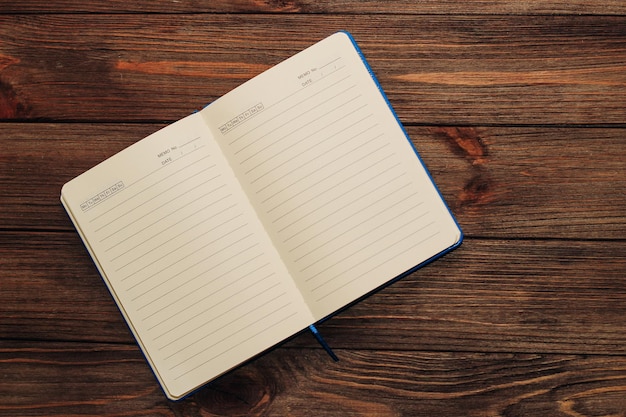 テキスト用のスペースで便利な時間管理を書くためのノートブック日記行を開く