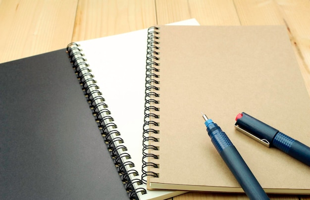 Foto open notitieboek en pen op de tafel.