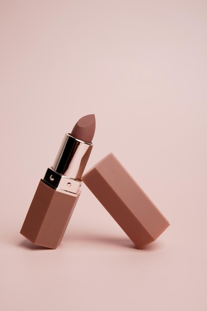 Open nude lippenstift in een etui