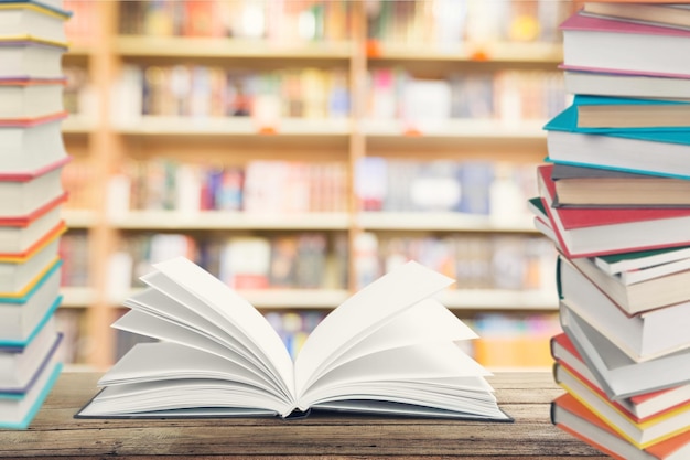 Open oud boek in bibliotheek