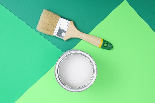 Aprire le lattine di smalto per pittura su campioni di tavolozza dei colori. concetto di riparazione, costruzione. sfumature di verde.