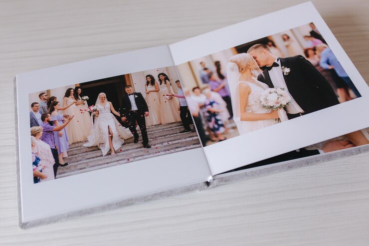 白い木製のテーブルに美しいカップルの写真を wrdding で開いた写真集