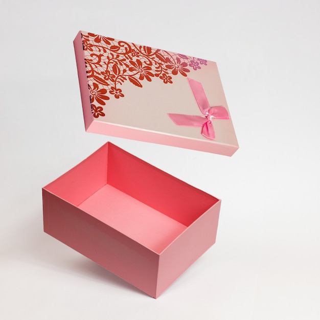 오픈 핑크 선물 상자 흰색 배경에 고립