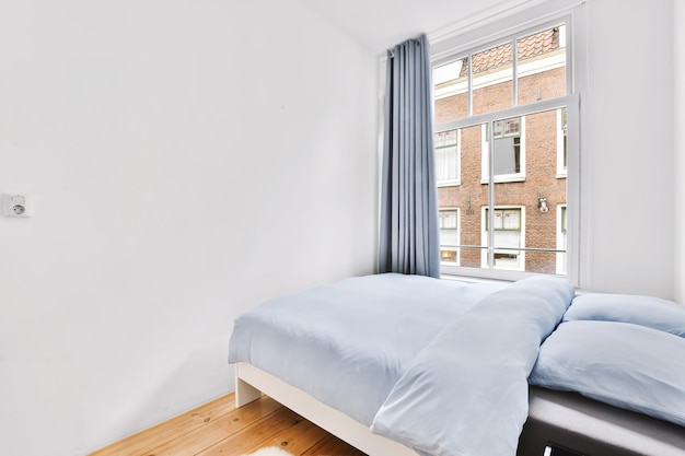 Open raam op bed tegen de witte muur thuis.