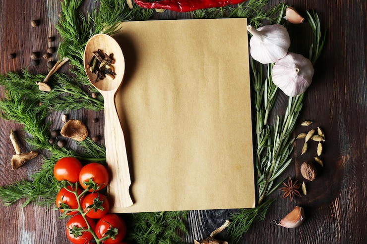 Foto open receptenboek met verse kruiden, tomaten en kruiden op houten achtergrond