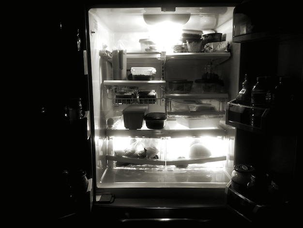 Foto frigorifero aperto in cucina domestica