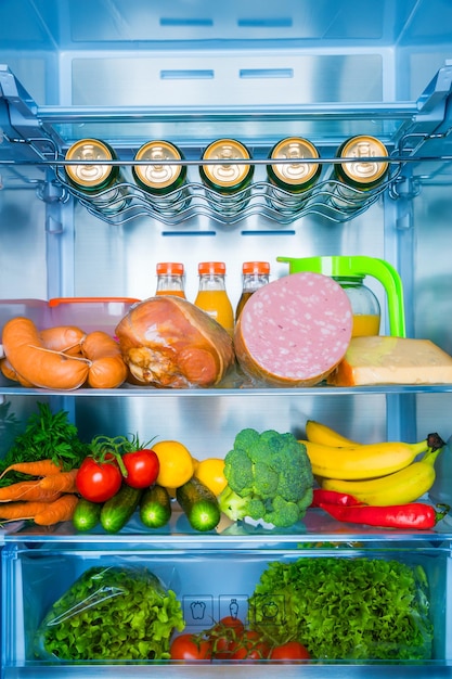Фото Открытый холодильник, наполненный едой.