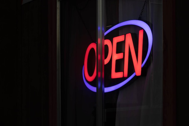 Open restaurant neon bord in de nacht