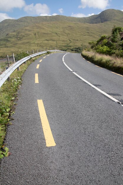 Open Road langs Lough Killary Fjord Lake Connemara Galway Ierland