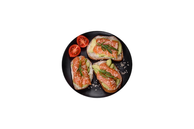 Open sandwich of toast Korrelbrood met zalm, avocado en sesamzaadjes Gezond snackvet en omega 3 bron