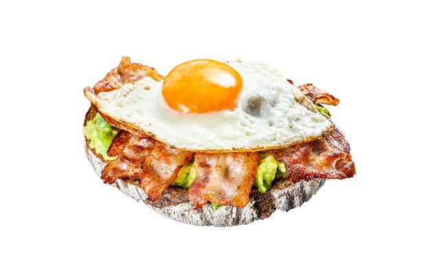 Открытый бутерброд с жареным беконом и яйцом из авокадо на белом фоне
