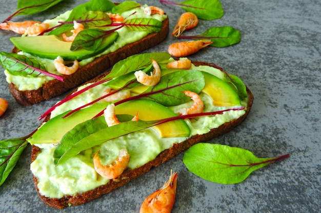 open sandwiches met avocado en garnalen.