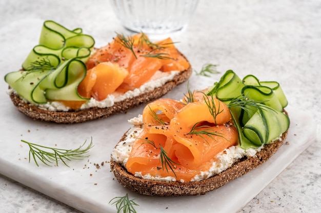 Open sandwiches met gezouten zalm