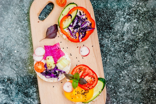 Open sandwiches van rijstwafels met roomkaas