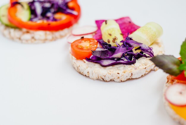 Open sandwiches van rijstwafels met roomkaas